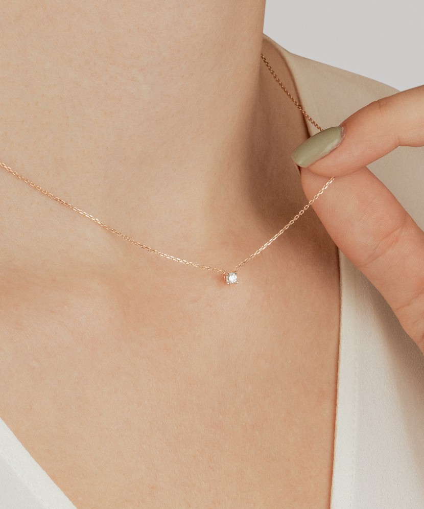 Auksinė grandinėlė su briliantiniu pakabuku