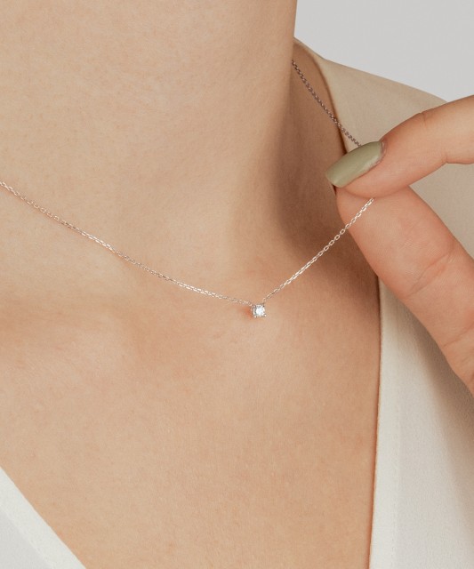 Balto aukso grandinėlė su briliantiniu pakabuku