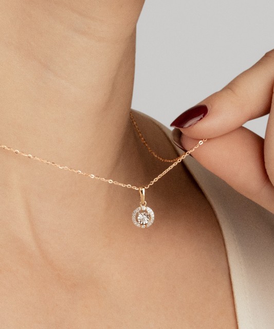 Geltono aukso pakabukas su deimantais