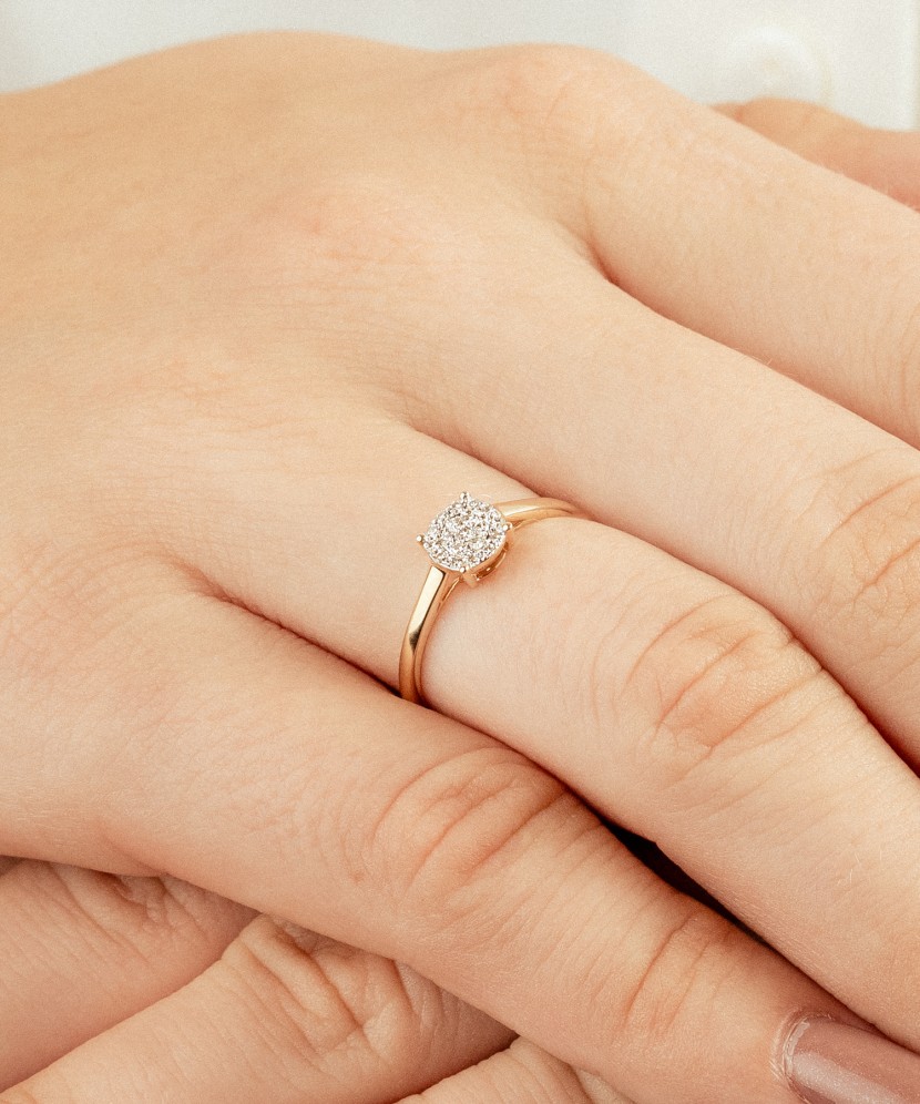 Auksinis žiedas su deimantais