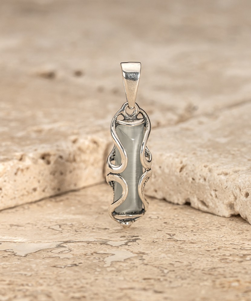 Sidabrinis pakabukas su katės akies akmeniu