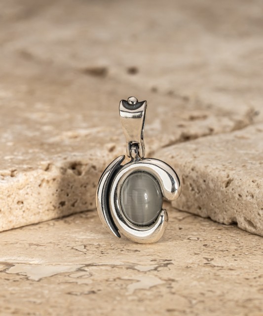 Sidabrinis pakabukas su katės akies akmeniu