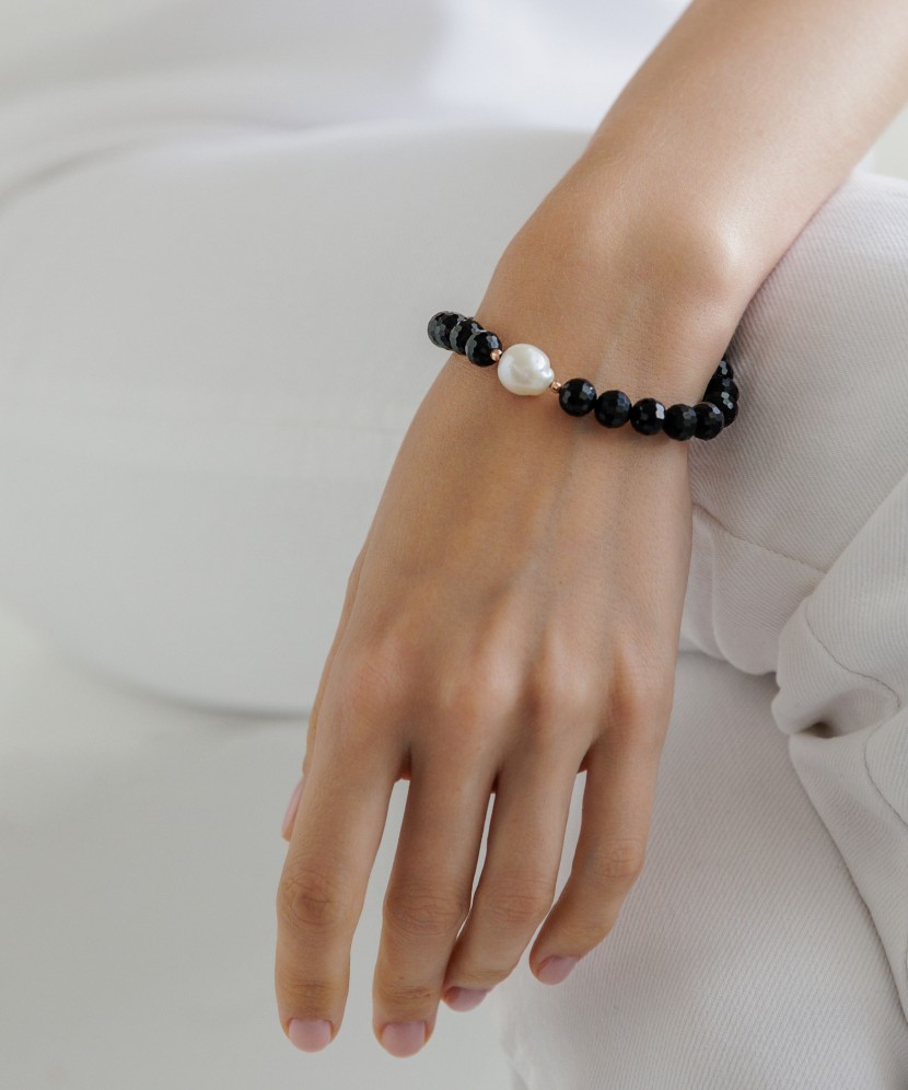 Apyrankė su oniksais ir auksu