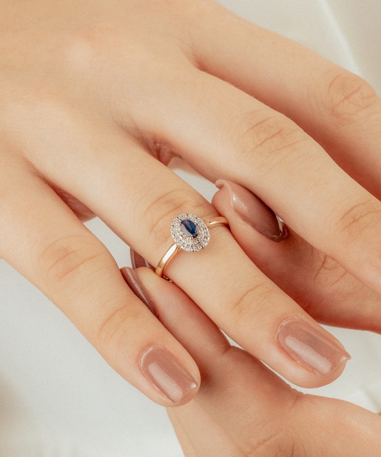 Auksinis žiedas su safyru ir deimantais