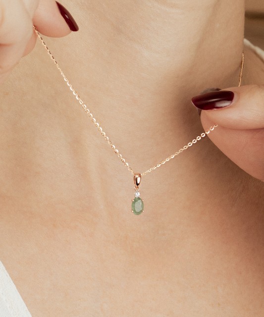 Auksinis pakabukas su smaragdu ir deimantais