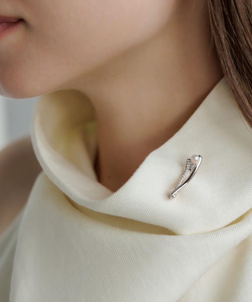 Sidabrinė sagė su perlais ir cirkoniais