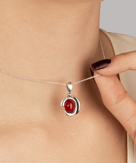 Sidabrinis pakabukas su koralu