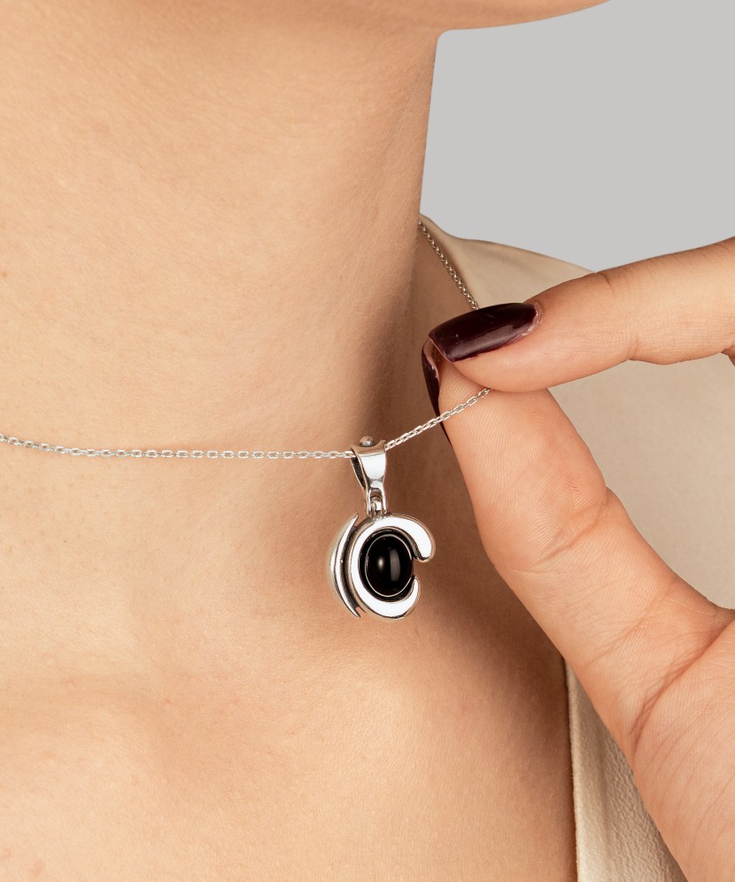 Sidabrinis pakabukas su oniksu