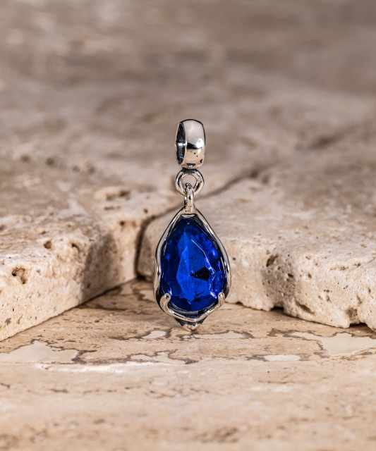 Sidabrinis pakabukas su kristalu