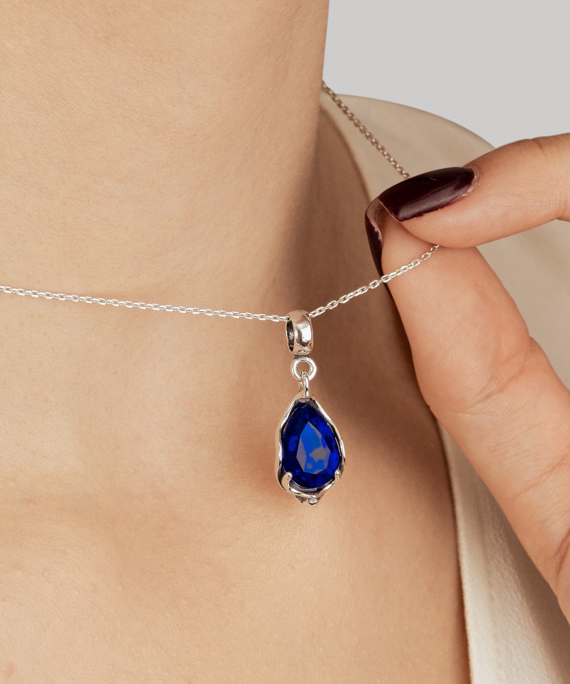 Sidabrinis pakabukas su kristalu