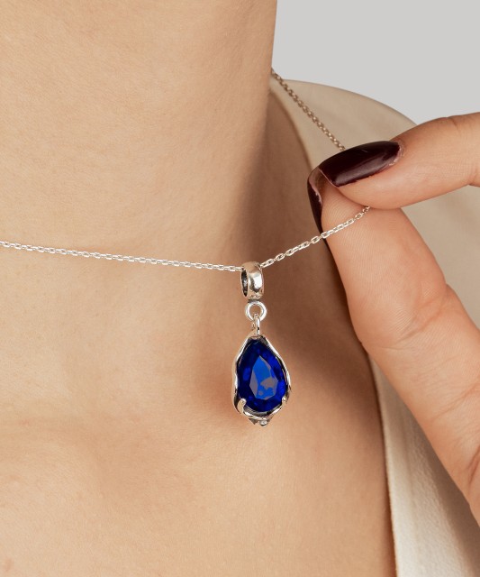 Sidabrinis pakabukas su kristalu