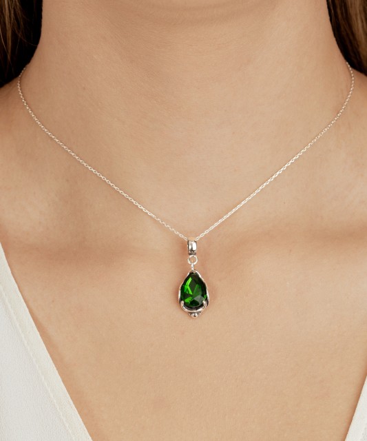 Sidabrinis pakabukas su kristalu