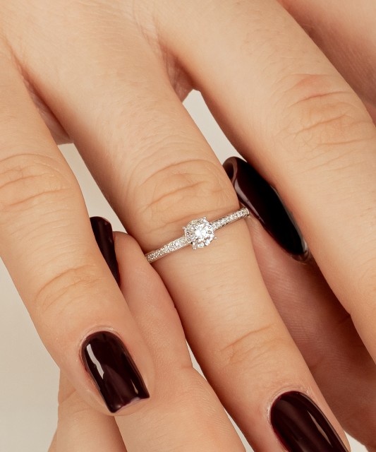 Balto aukso žiedas su deimantais