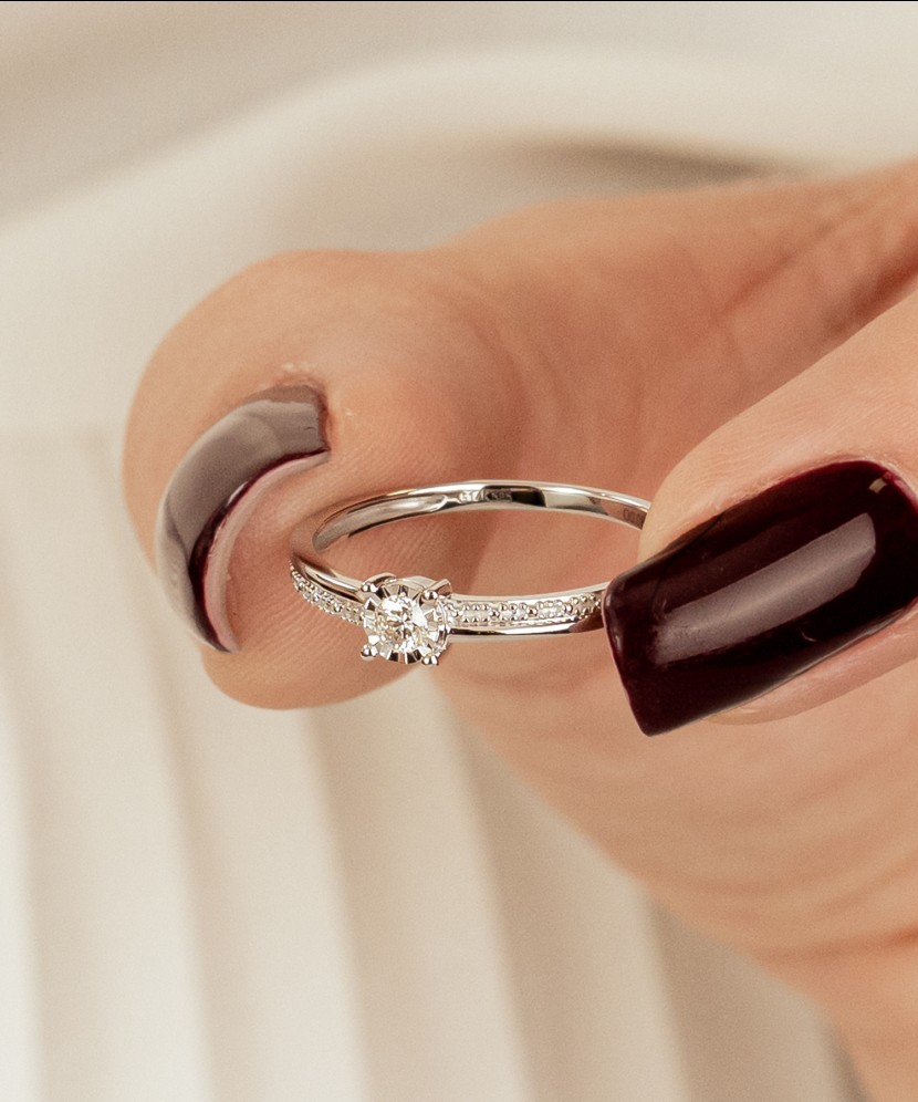 Balto aukso žiedas su deimantu