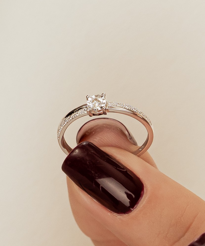 Balto aukso žiedas su deimantu