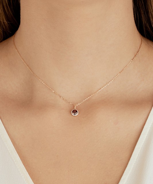 Auksinis pakabukas su granatu ir deimantais