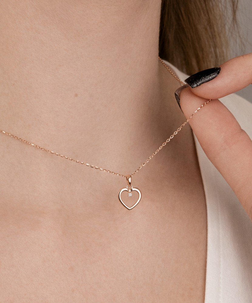 Auksinis pakabukas su deimantu