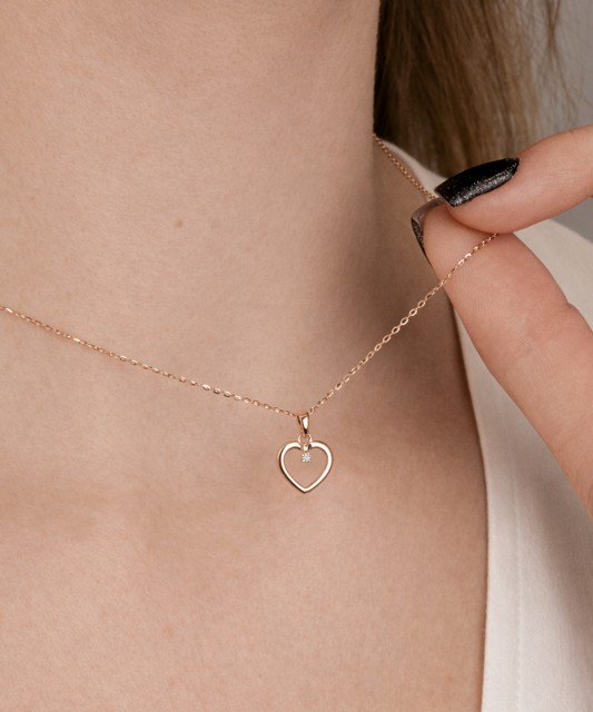 Auksinis pakabukas su deimantu