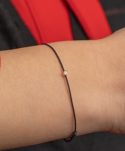 Juodo siūlo apyrankė su deimantu ir auksu 0.05ct