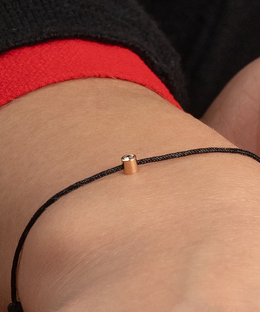 Juodo siūlo apyrankė su deimantu ir auksu 0.05ct