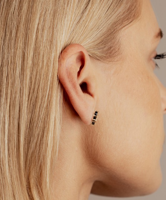 Auksiniai auskarai su oniksais ir cirkoniais