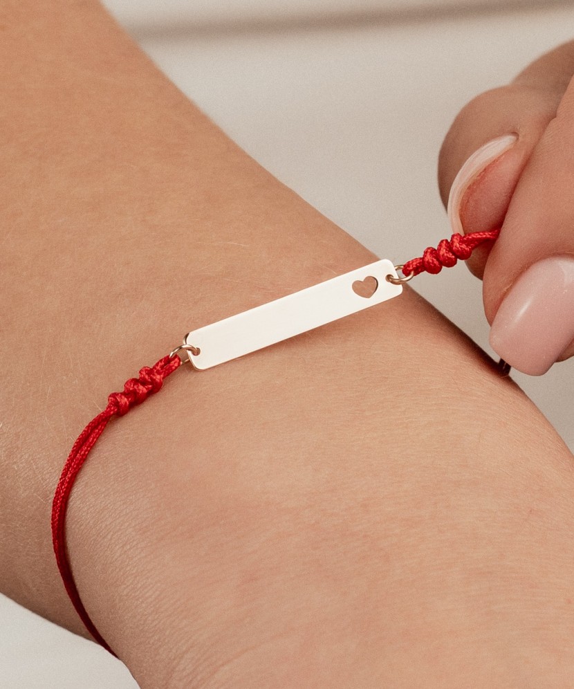 Raudono Siūlo Apyrankė Su Auksiniu Pakabuku "Širdelė"