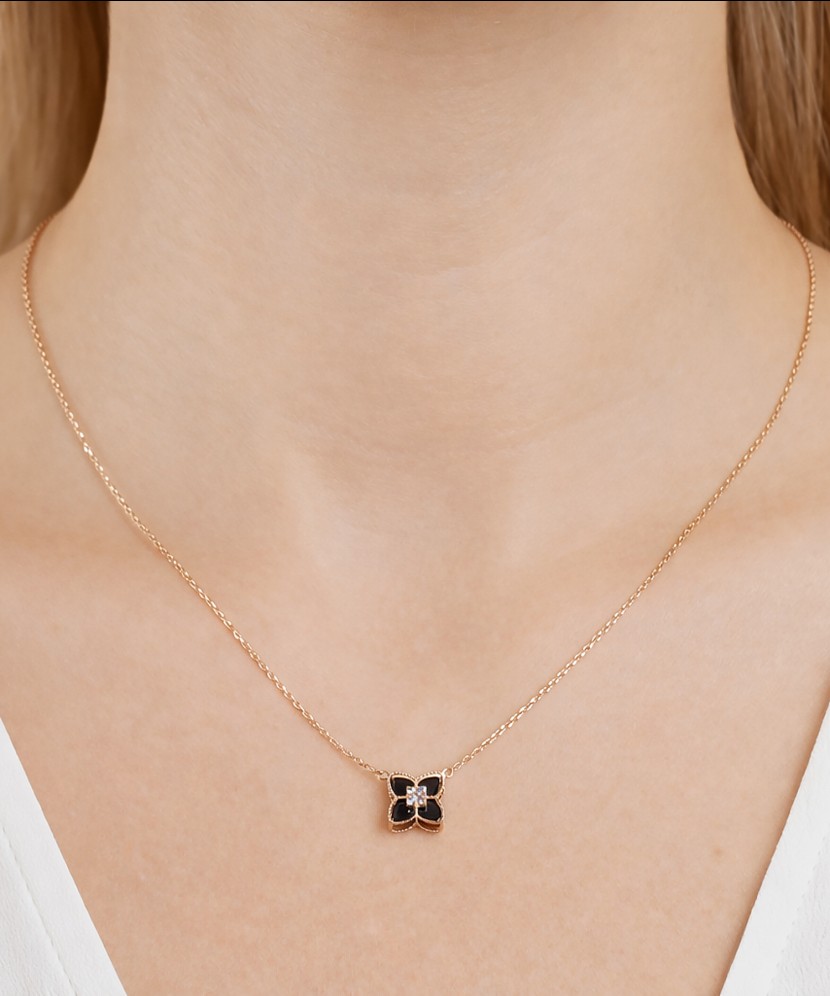 Auksinė grandinėlė su onikso pakabuku