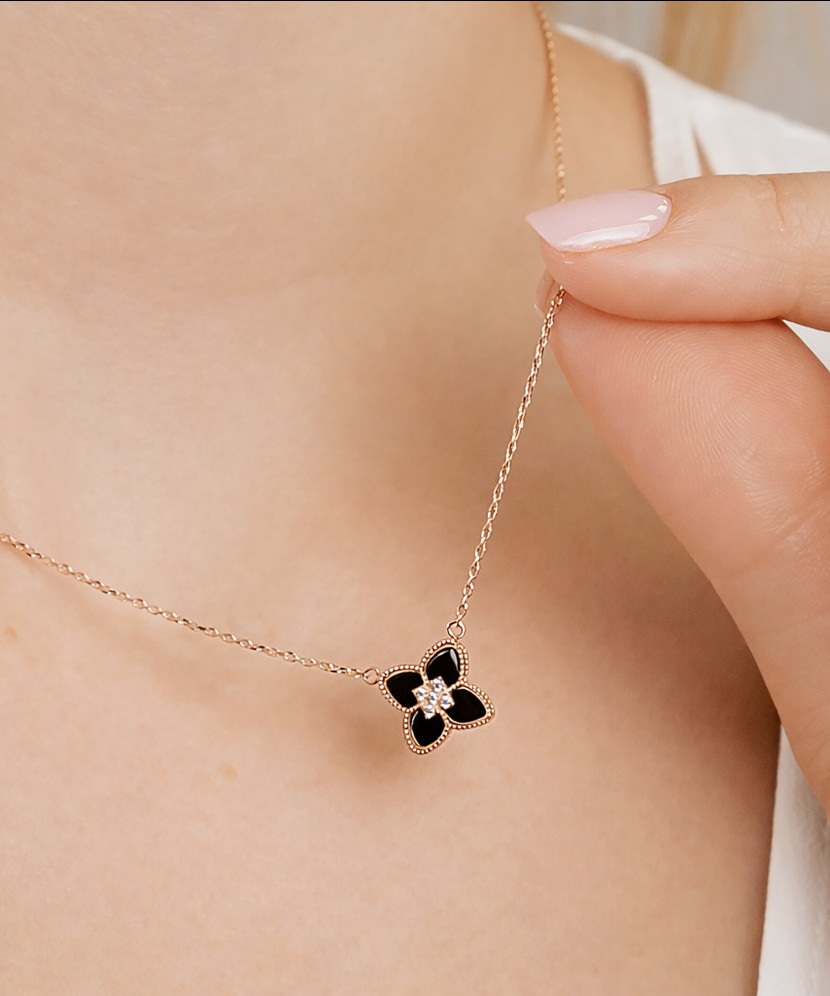 Auksinė grandinėlė su onikso pakabuku