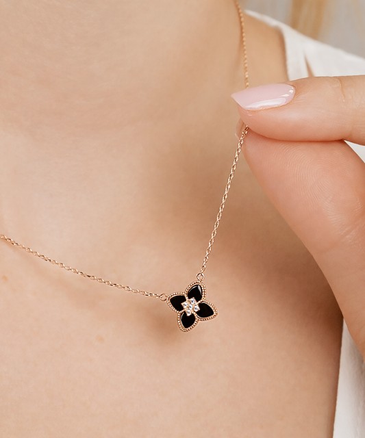 Auksinė grandinėlė su onikso pakabuku