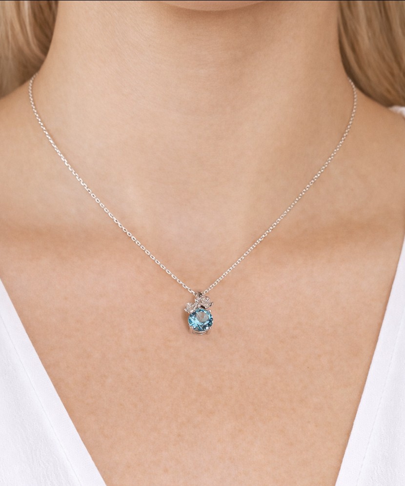 Balto aukso pakabukas su topazu, deimantais ir peridotais