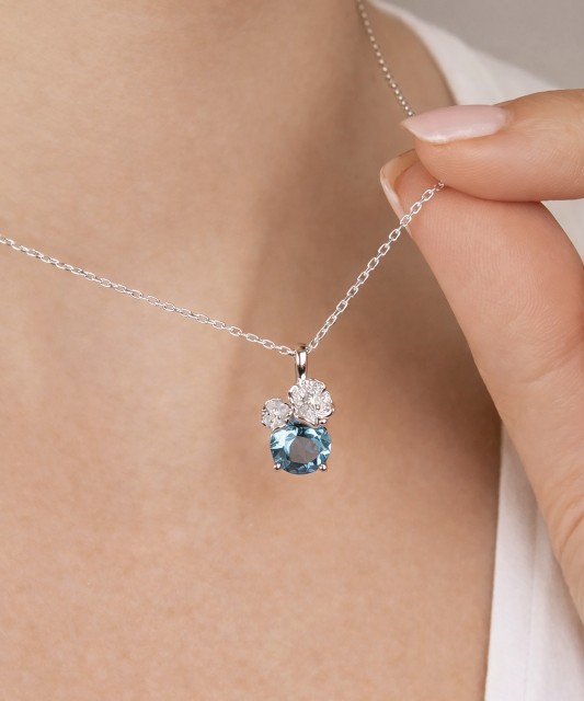 Balto aukso pakabukas su topazu, deimantais ir peridotais