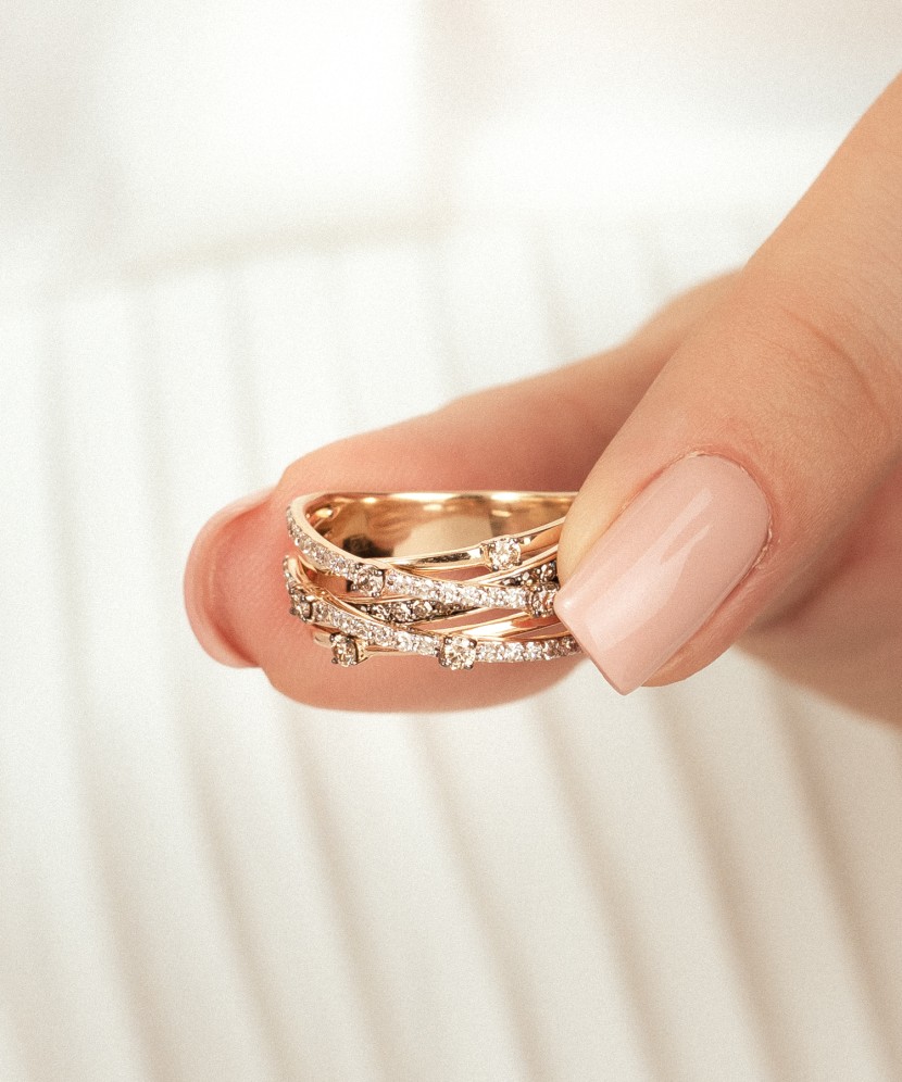 Geltono aukso žiedas su konjakiniais deimantais