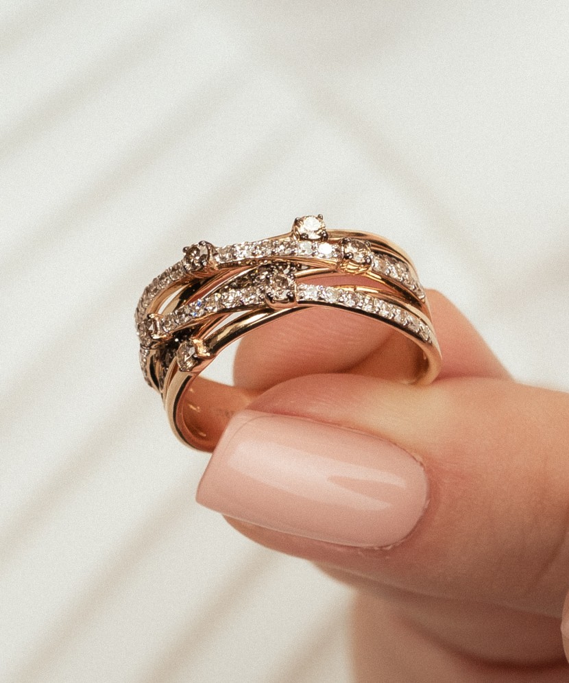 Geltono aukso žiedas su konjakiniais deimantais