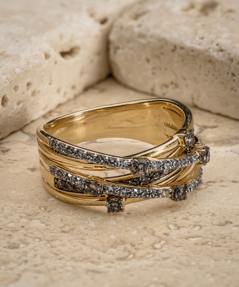 Geltono aukso žiedas su konjakiniais deimantais