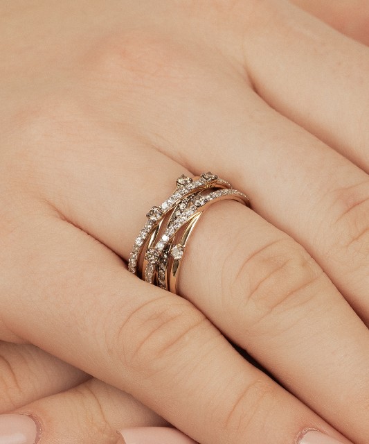 Geltono aukso žiedas su konjakiniais deimantais