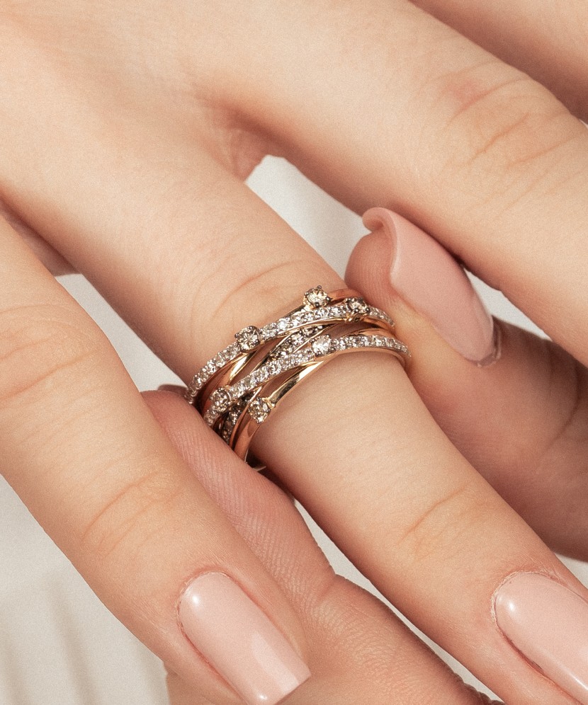 Geltono aukso žiedas su konjakiniais deimantais