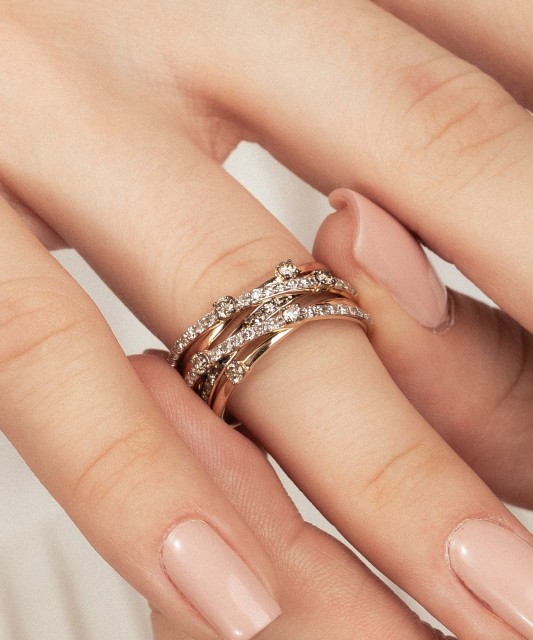 Geltono aukso žiedas su konjakiniais deimantais