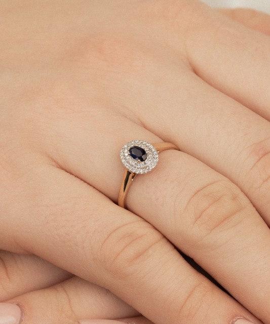 Geltono aukso žiedas su safyrais ir deimantais