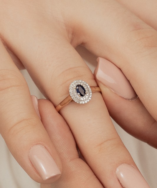 Geltono aukso žiedas su safyrais ir deimantais