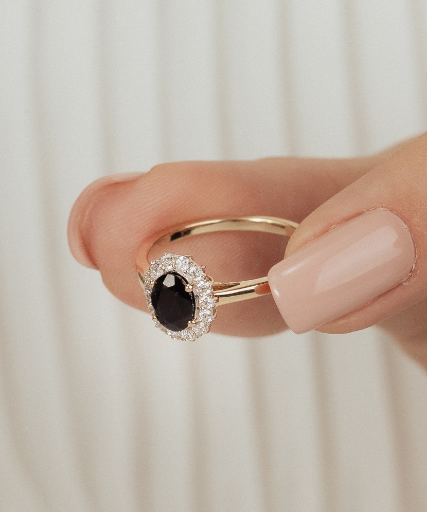 Geltono aukso žiedas su safyrais ir deimantais