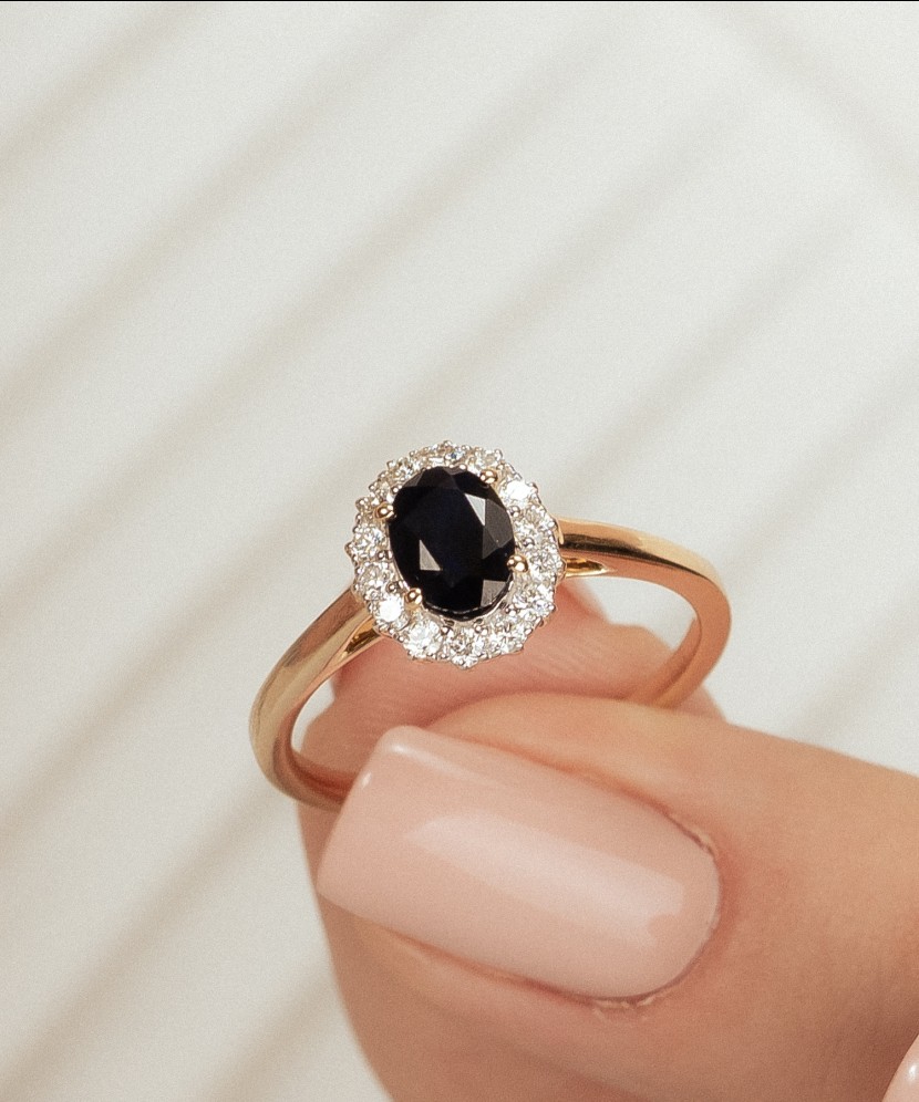 Geltono aukso žiedas su safyrais ir deimantais