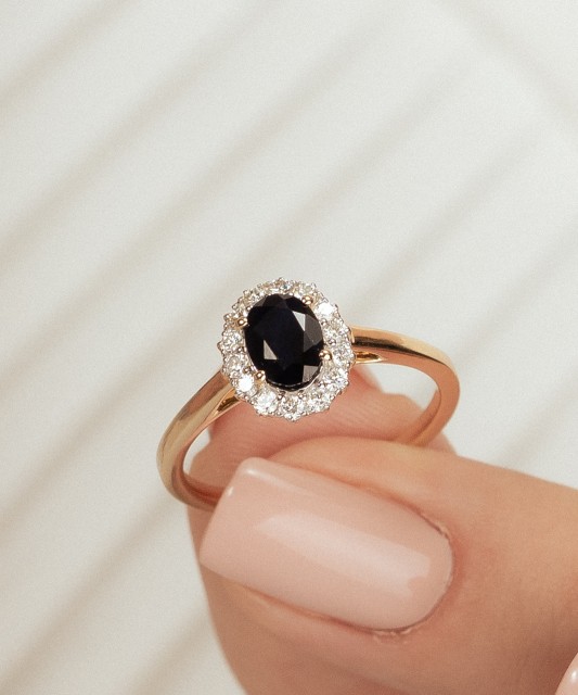 Geltono aukso žiedas su safyrais ir deimantais