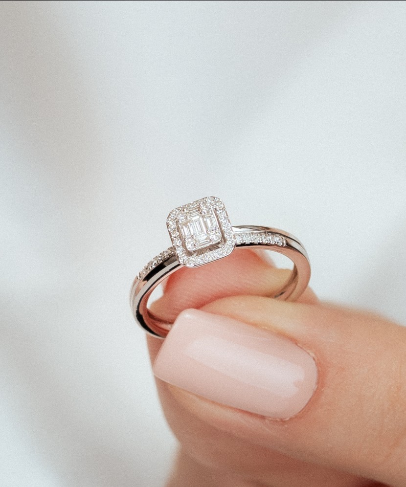 Balto aukso žiedas su deimantais