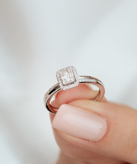 Balto aukso žiedas su deimantais