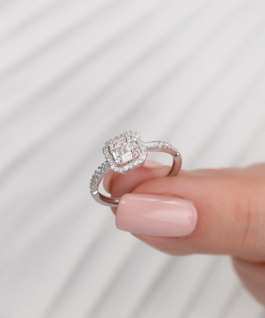 Balto aukso žiedas su deimantais