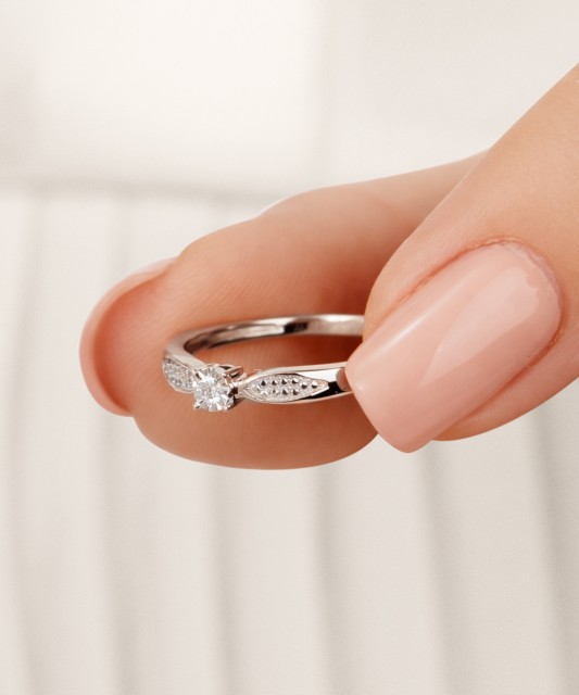 Balto aukso žiedas su deimantais 0,08ct