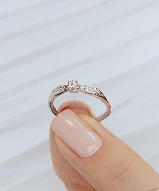 Balto aukso žiedas su deimantais 0,08ct