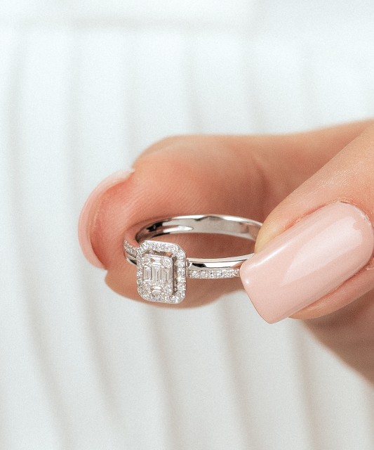 Balto aukso žiedas su deimantais