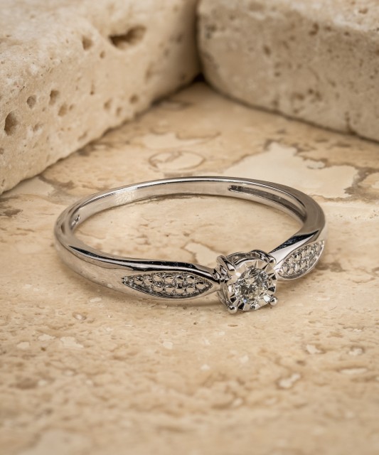 Balto aukso žiedas su deimantais 0,08ct