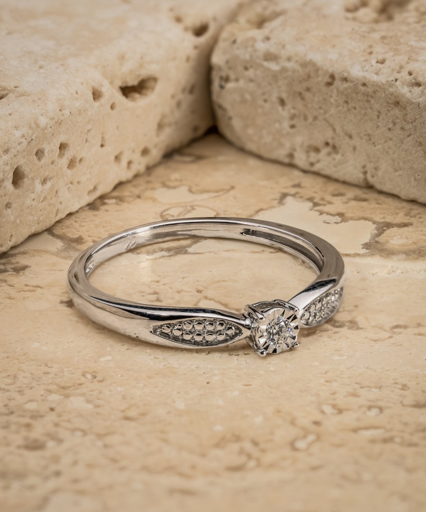 Balto aukso žiedas su deimantais 0,04ct